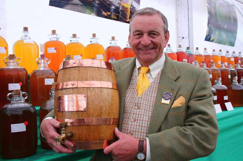 Les Davies with his Coopers Trophy award